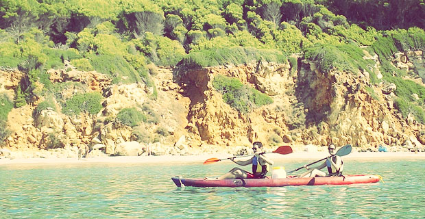 Un día de playa en Menorca en kayak